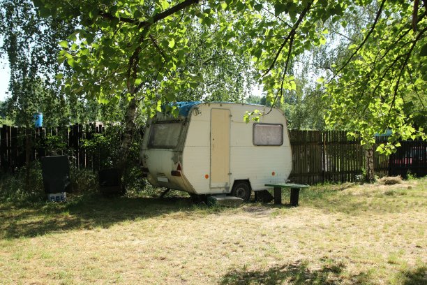 营地里的一辆旧大篷车图片下载