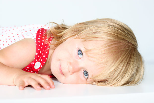 小女孩脸上带着快乐图片下载