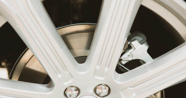 带刹车的汽车车轮图片下载