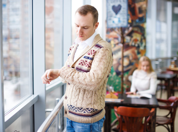 男人一边等一边看表图片下载