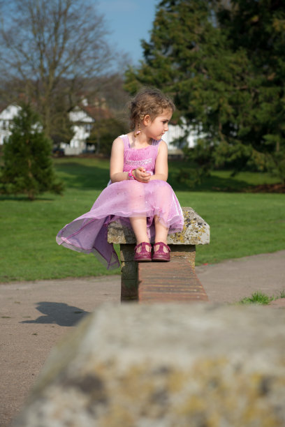 穿着粉红色裙子的漂亮女孩。图片下载
