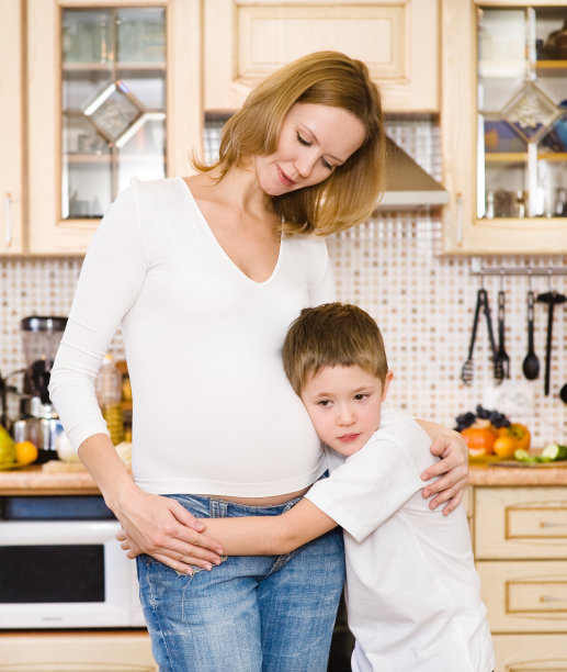 男孩和他怀孕的母亲图片下载