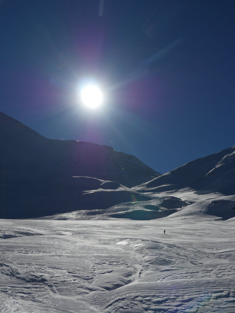 冬天的雪覆盖了欧洲的山峰。伟大的地方图片下载