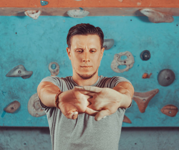 年轻人在爬山前热身图片下载