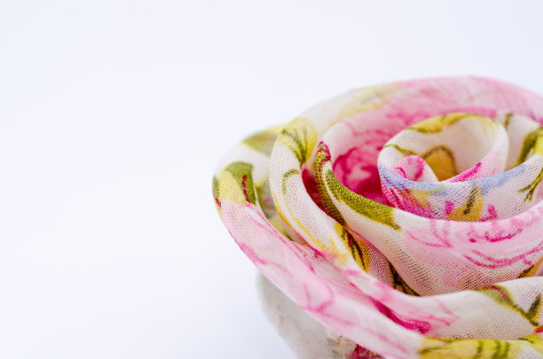 紫色和粉色玫瑰合成材料制成。白色背景。图片下载