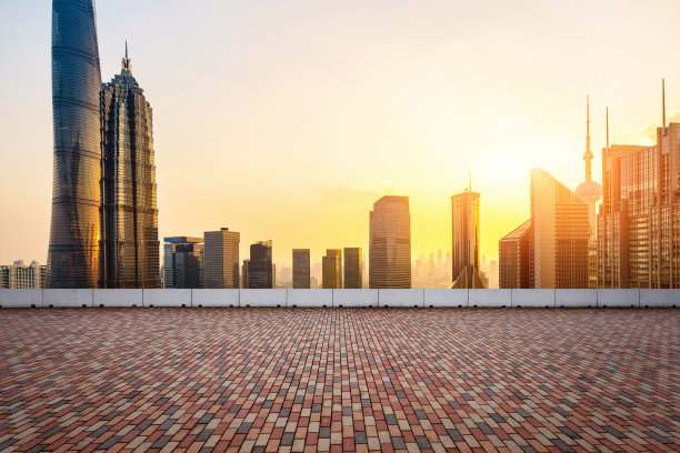 夕阳下的现代广场和摩天大楼图片下载