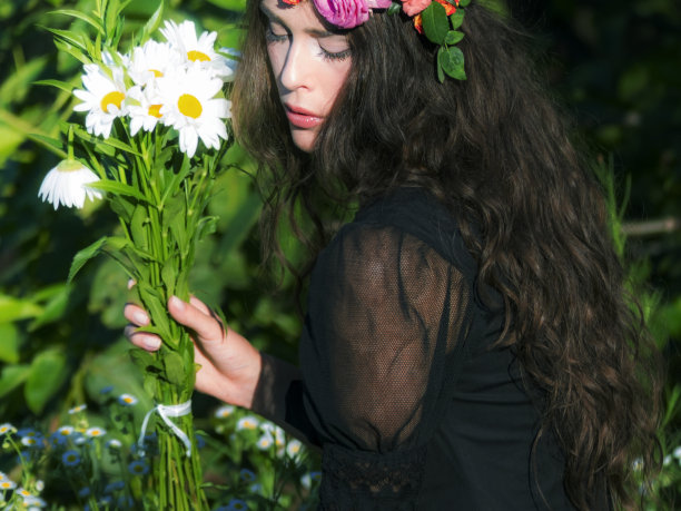 肖像在花丛中图片下载