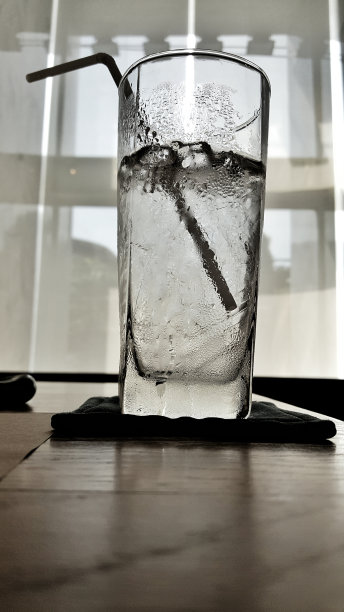 一杯冷水图片下载