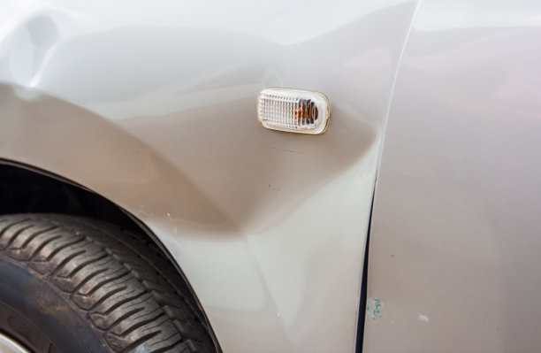 受损的银色的车图片下载