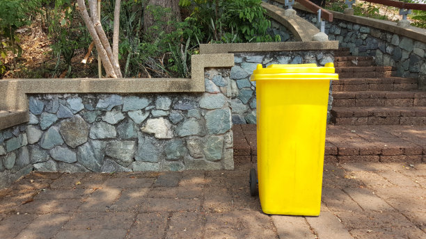 黄色垃圾在公园里图片下载