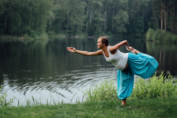 孕妇瑜伽产前做不同的锻炼。在公园里图片下载