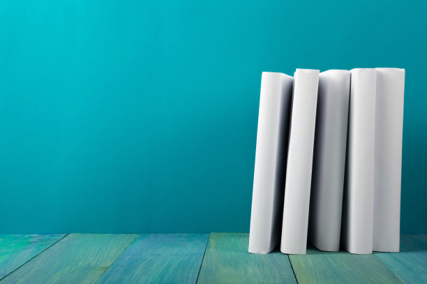 排书，肮脏的蓝色背景，免费拷贝空间图片下载