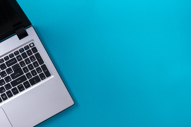 办公桌旁摆着一套色彩缤纷的写字台，白色空白图片下载