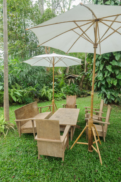 一套木制扶手椅和大雨伞图片下载