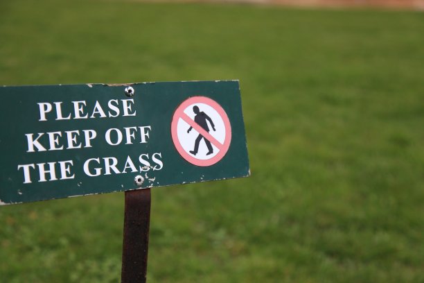 “请勿践踏草地”的标志图片下载