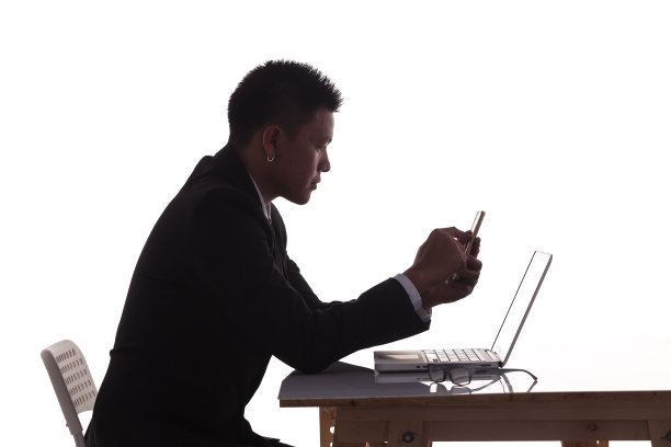 商人在桌上使用笔记本电脑图片下载