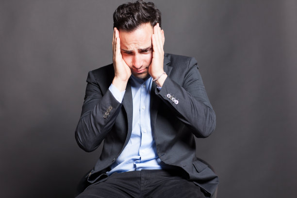 在黑色背景下悲伤的男人图片下载