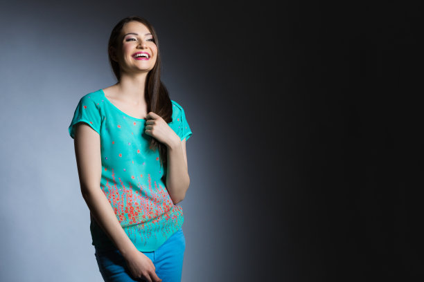 微笑的年轻女性图片下载