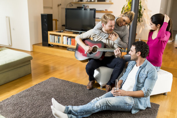 朋友们玩吉他图片下载