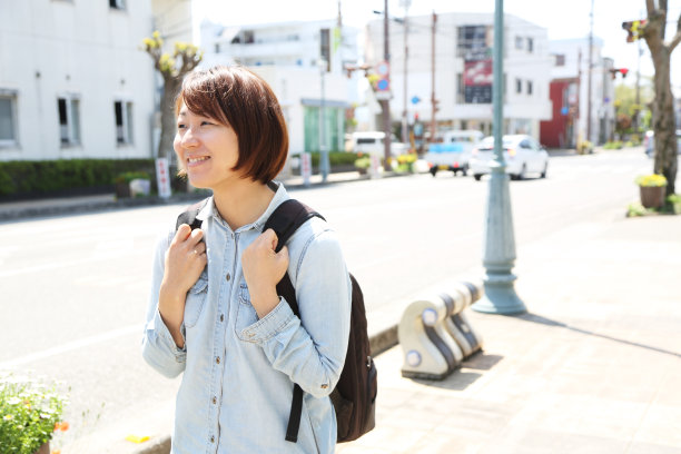 女人带着微笑去旅行图片下载