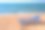 沙滩上的日光浴床图片下载