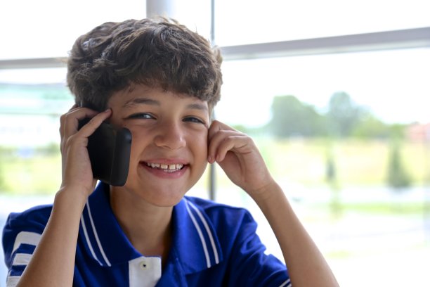 微笑的男孩在打电话图片下载