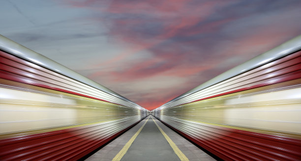 户外运动模糊的高速列车(对着天空)图片下载