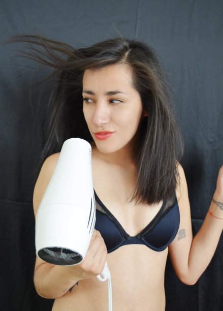 被风吹的头发图片下载