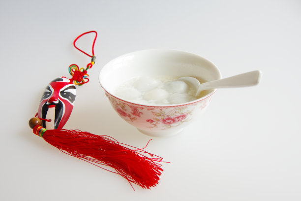 青花瓷碗里盛满了饺子素材图片