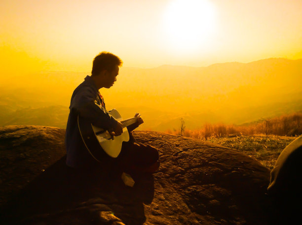 人弹吉他图片下载
