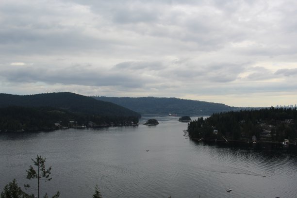 多云的一天图片下载