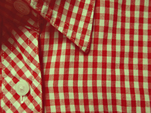 红色格子衬衫，背景是复古的颜色图片下载