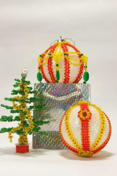 圣诞树用珠子和手工制作的球图片下载