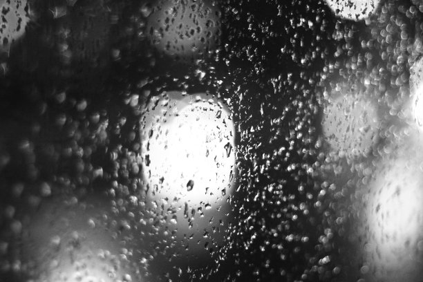 多雨的窗口图片下载