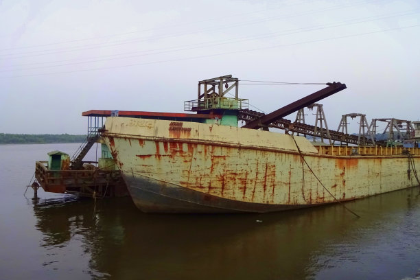 湖上的旧船。图片下载