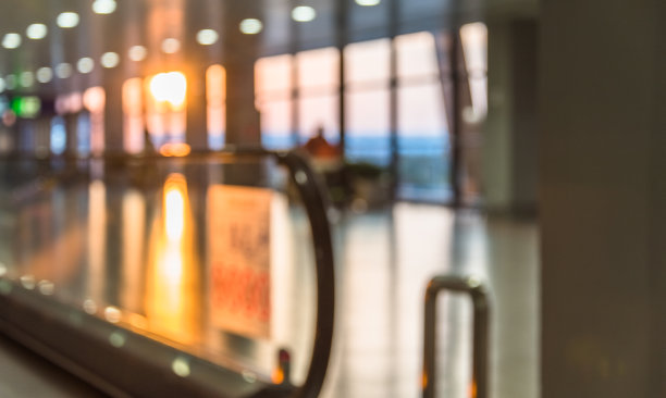 人们在繁忙的机场散步图片下载