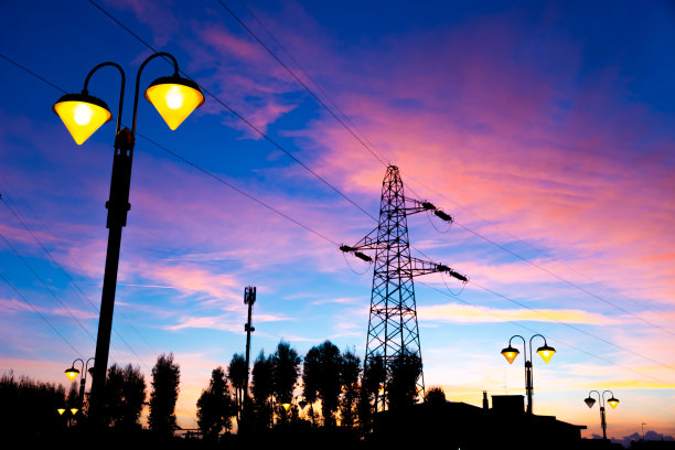日落时分的电塔和街灯图片下载