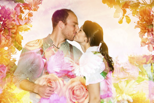 巴伐利亚夫妇亲吻和鲜花的双重曝光图片下载