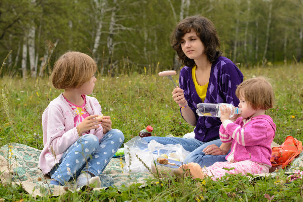 母亲和两个女儿在野餐图片下载
