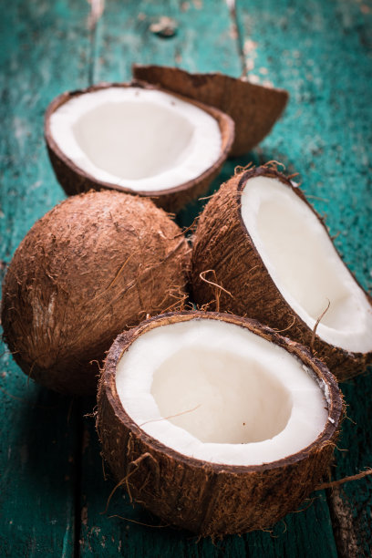 木桌上放着椰子。有机健康食品理念。美容和水疗概念。图片下载