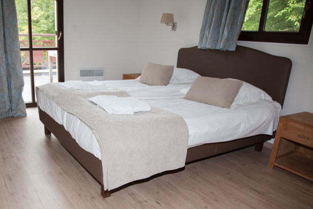 卧室里的双人床，旁边有台灯图片下载