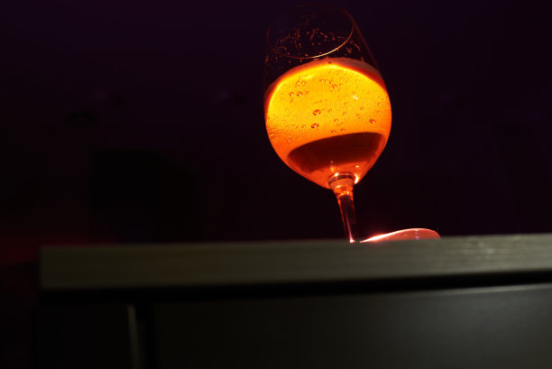 桌上放着烈性酒图片下载