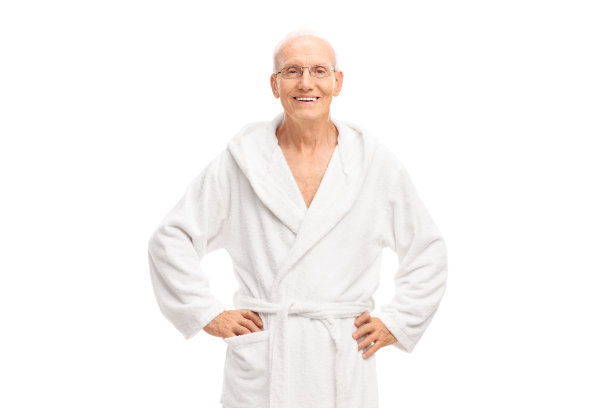 穿着白色浴袍的安详老人图片下载