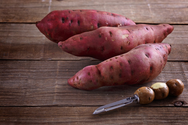 红色的甘薯在乡村的木制背景图片下载