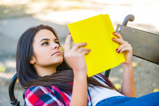 女学生把书放在长凳上图片下载