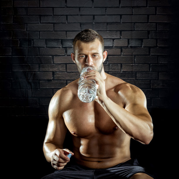 男人在健身房喝水图片下载