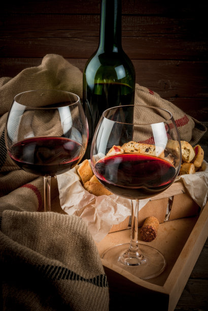 一瓶葡萄酒和玻璃杯图片下载