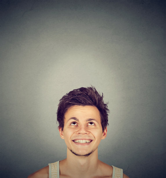 肖像英俊微笑的年轻人仰视图片下载