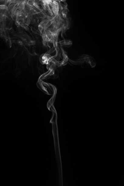 烟雾运动背景是黑暗的。图片下载