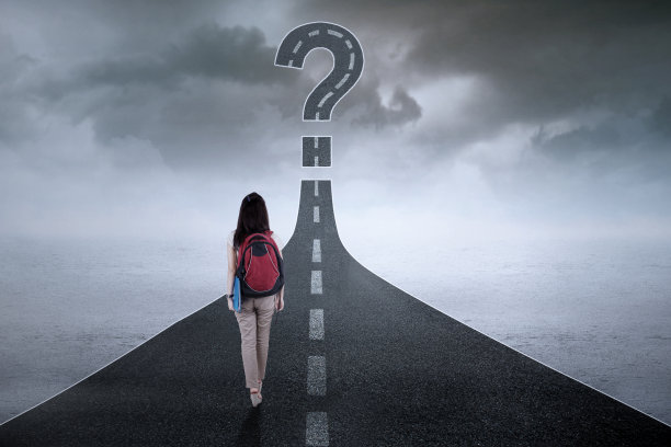 带着问号的学生在高速公路上图片下载